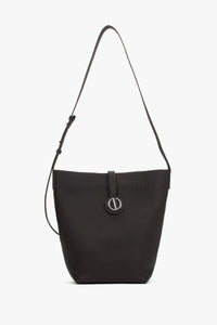 Vorderansicht der dunkelbraunen Damen Beuteltasche von Estro aus echtem Leder.
