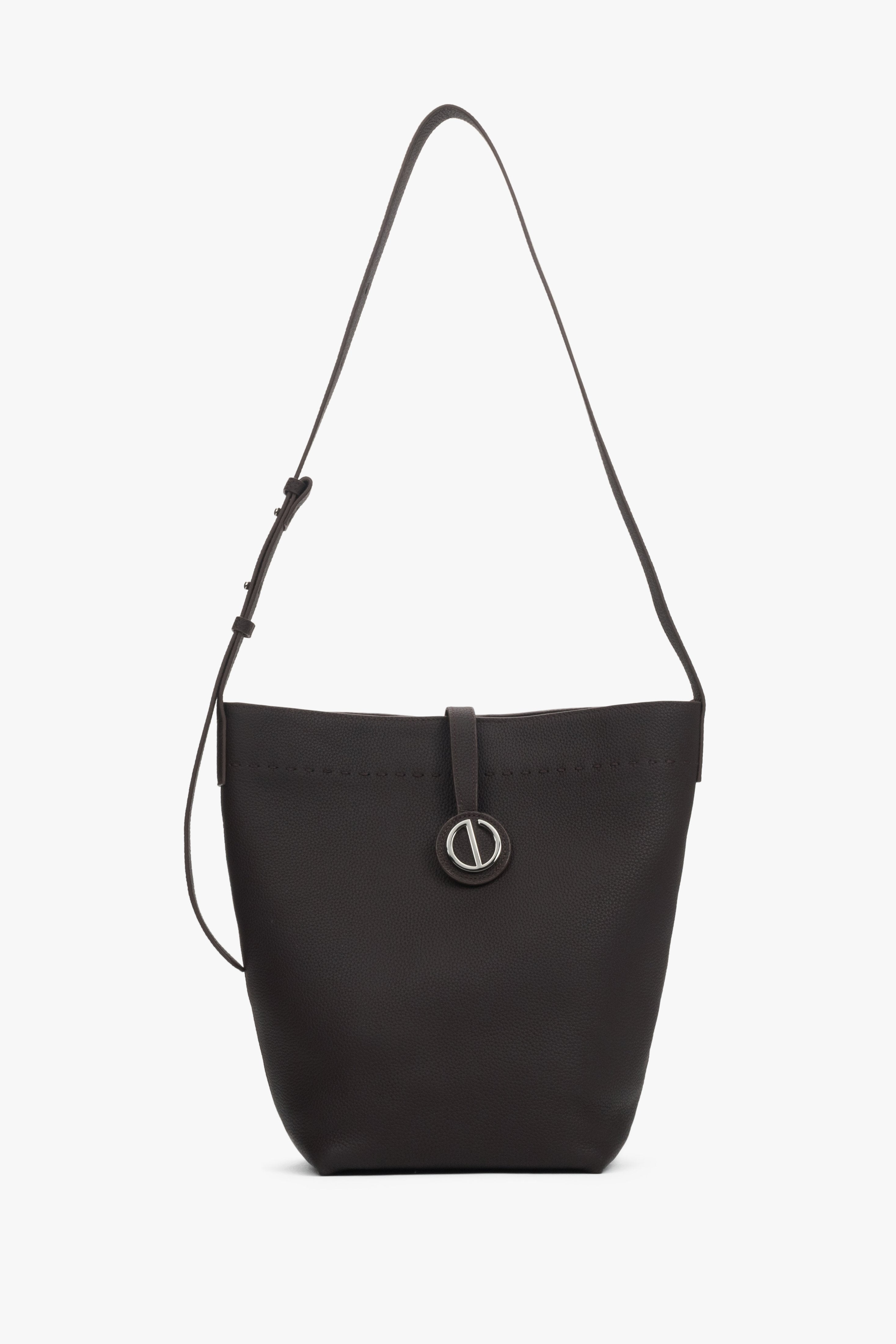 Vorderansicht der dunkelbraunen Damen Beuteltasche von Estro aus echtem Leder.