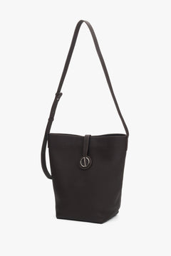 Seitenansicht der Estro Bucket Bag am Schulterriemen hängend.