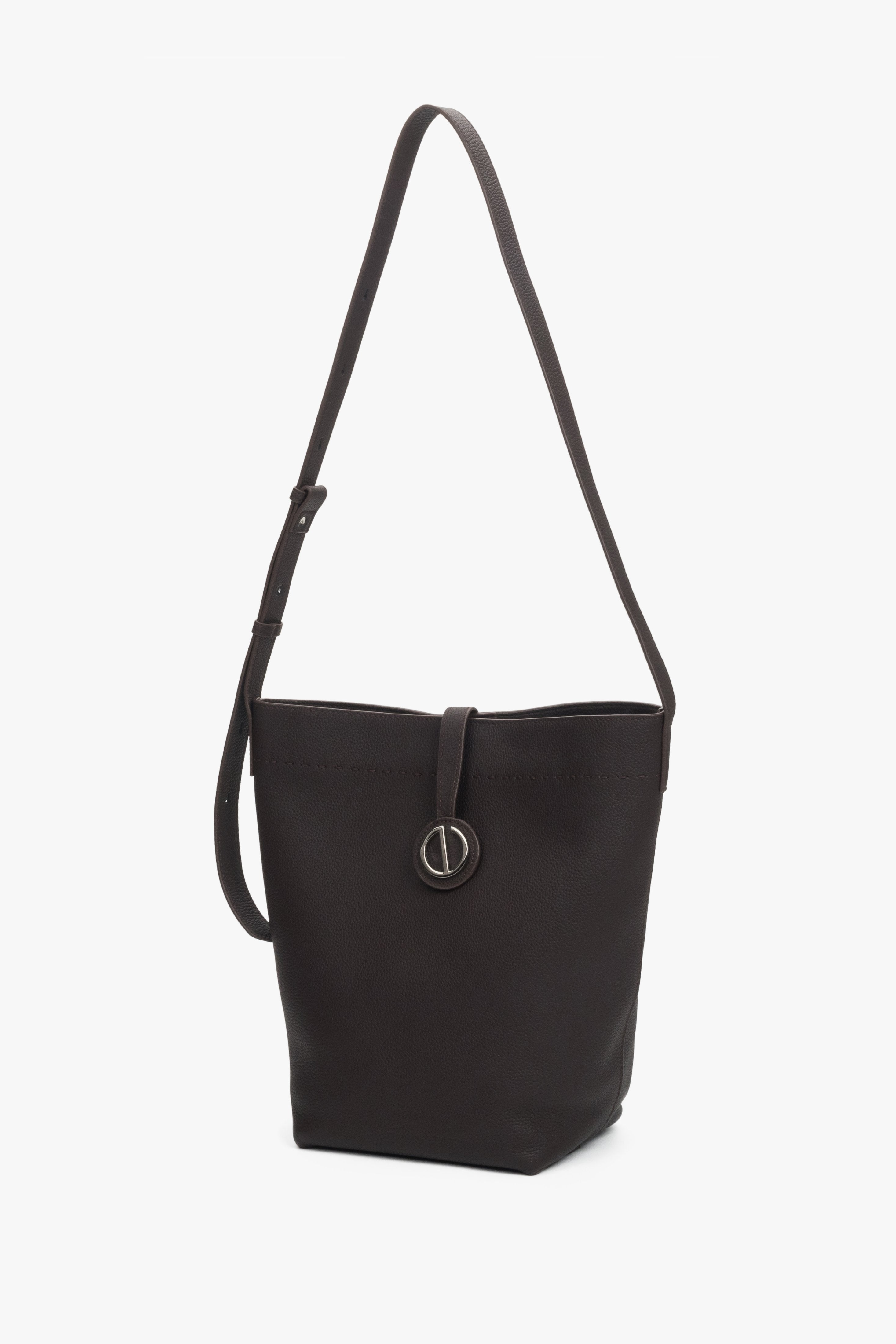 Seitenansicht der Estro Bucket Bag am Schulterriemen hängend.
