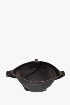 Detailansicht der Tasche mit Fokus auf die Form und den Magnetverschluss.