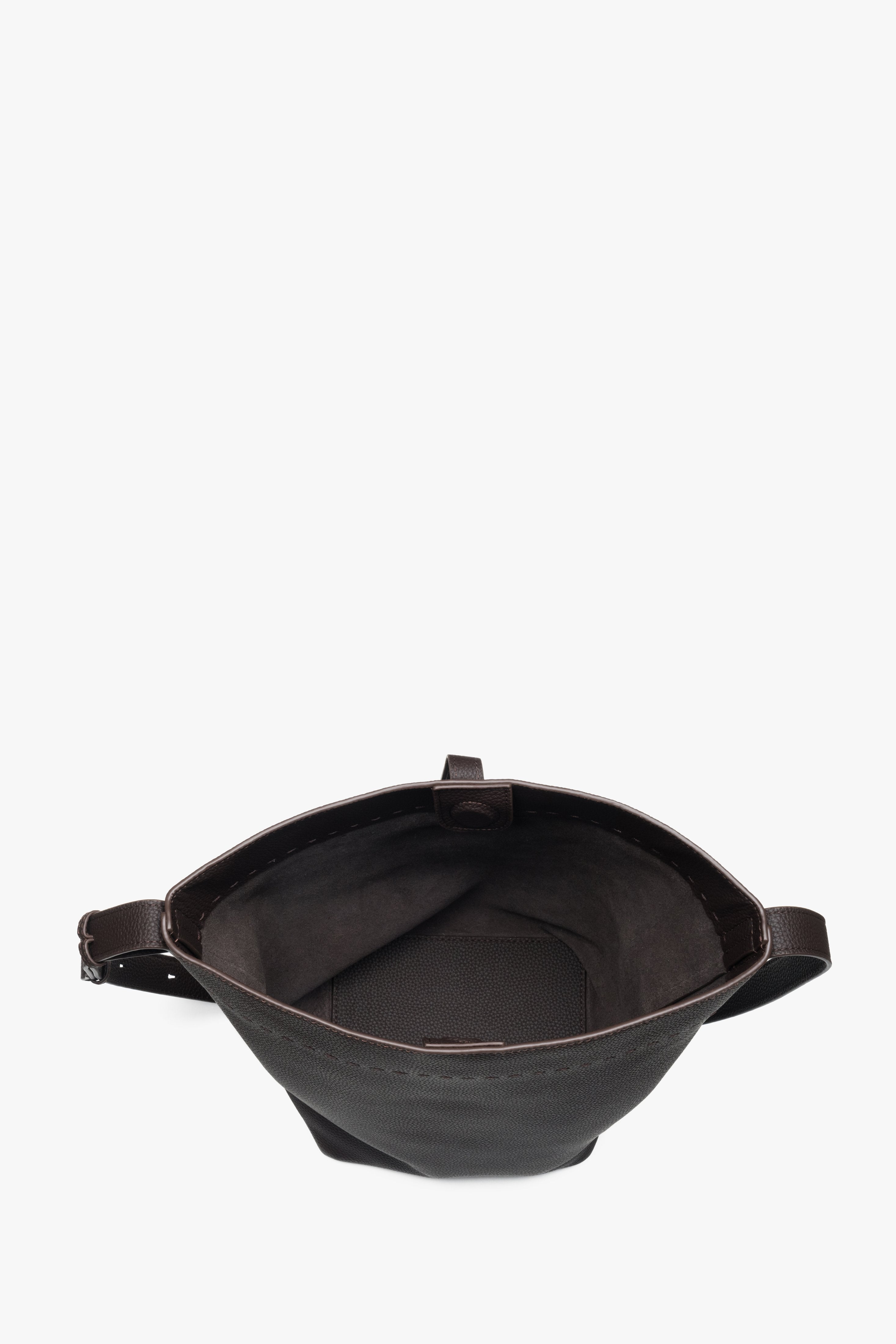 Detailansicht der Tasche mit Fokus auf die Form und den Magnetverschluss.
