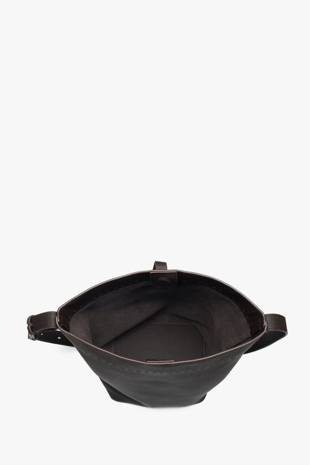 Detailansicht der Tasche mit Fokus auf die Form und den Magnetverschluss.