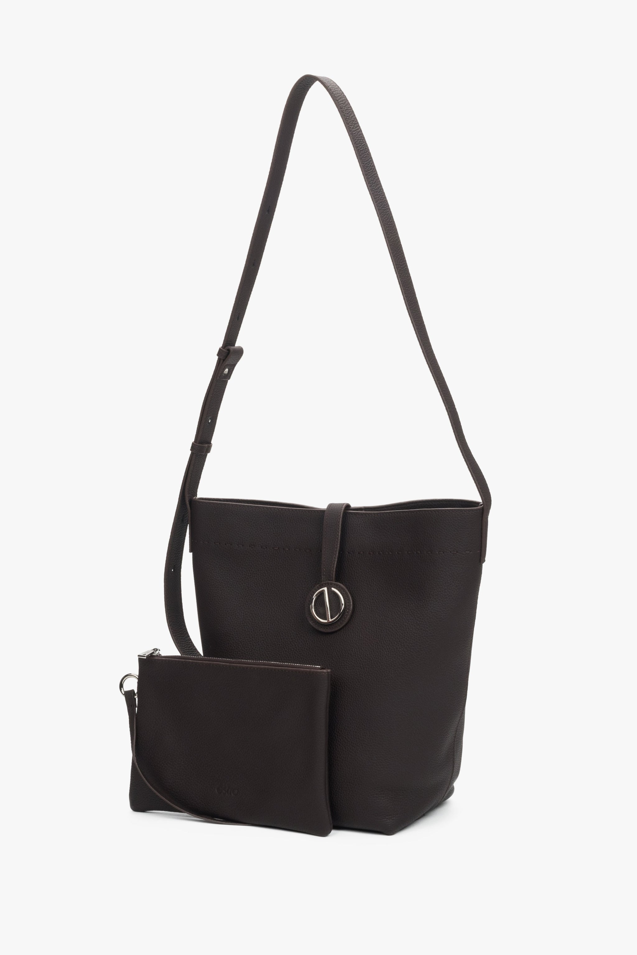 Die herausnehmbare helle Kosmetiktasche, die im Lieferumfang der Estro Beuteltasche enthalten ist.