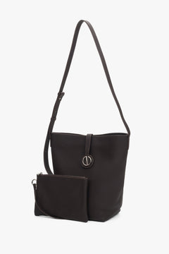 Die herausnehmbare helle Kosmetiktasche, die im Lieferumfang der Estro Beuteltasche enthalten ist.