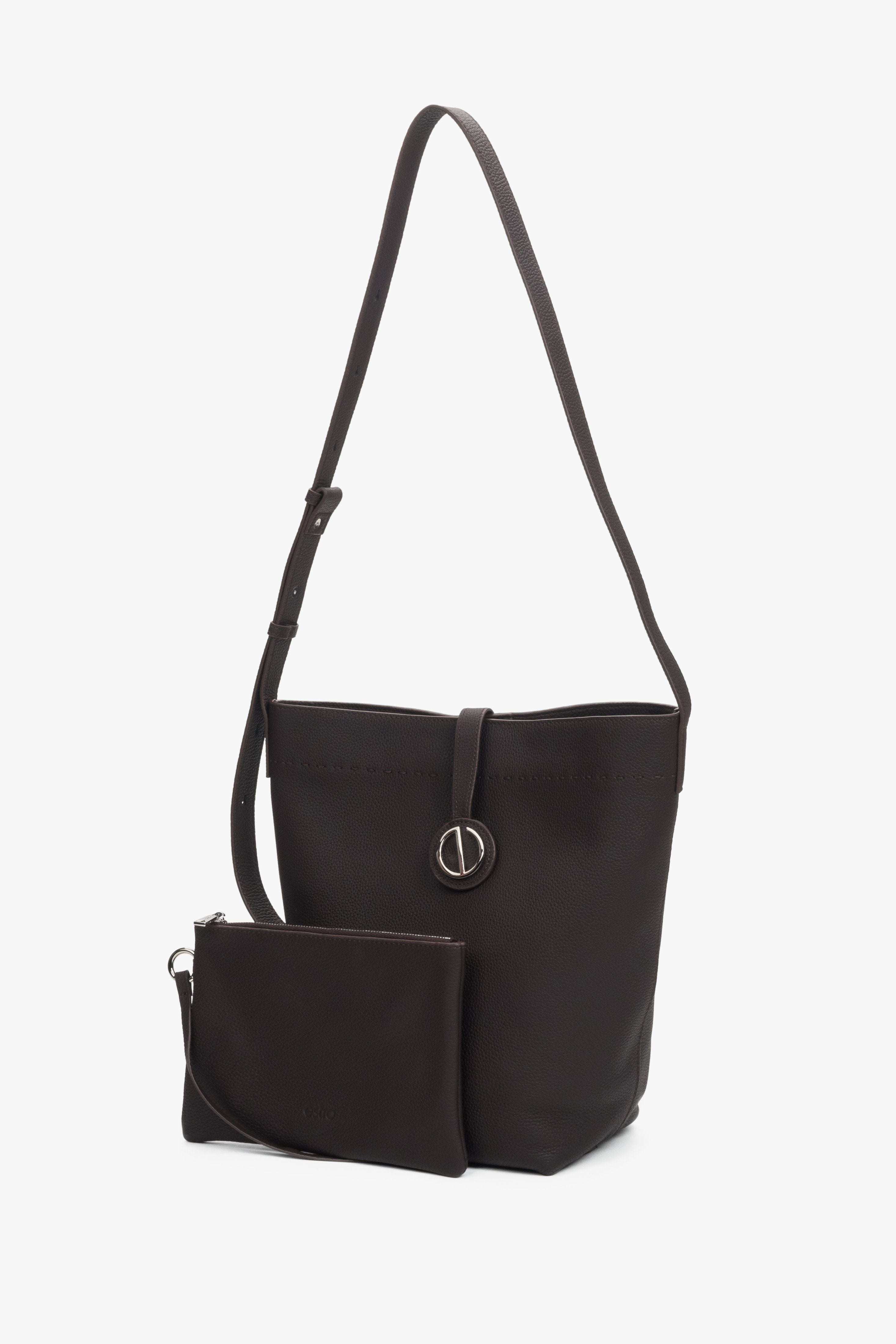 Die herausnehmbare helle Kosmetiktasche, die im Lieferumfang der Estro Beuteltasche enthalten ist.