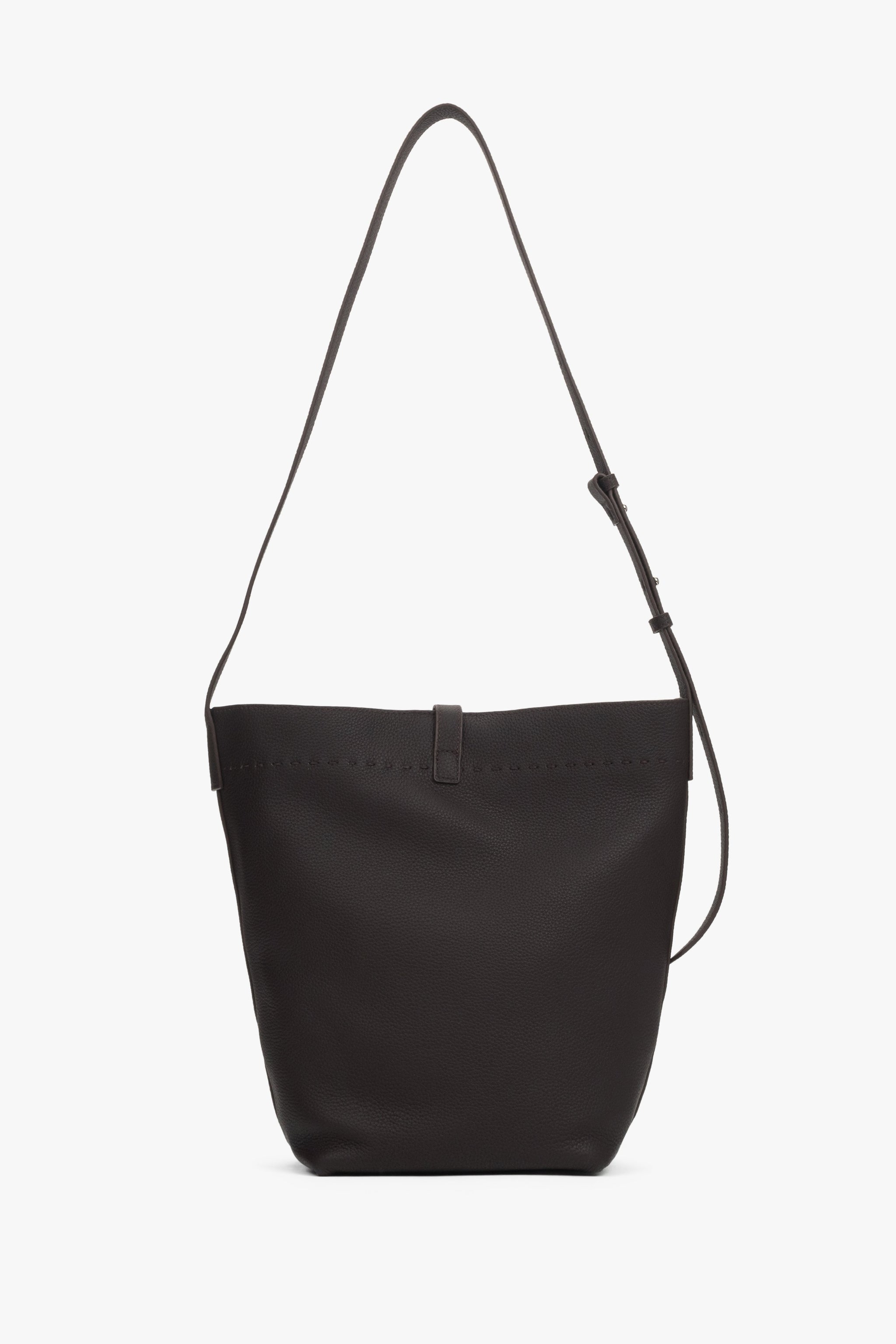 Rückansicht der schlichten und eleganten Schultertasche aus Naturleder.