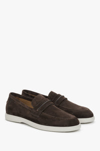 Schräge Seitenansicht der dunkelbraunen Casual-Mokassins aus italienischem Premium-Velours.