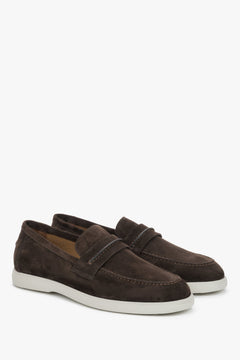 Schräge Seitenansicht der dunkelbraunen Casual-Mokassins aus italienischem Premium-Velours.