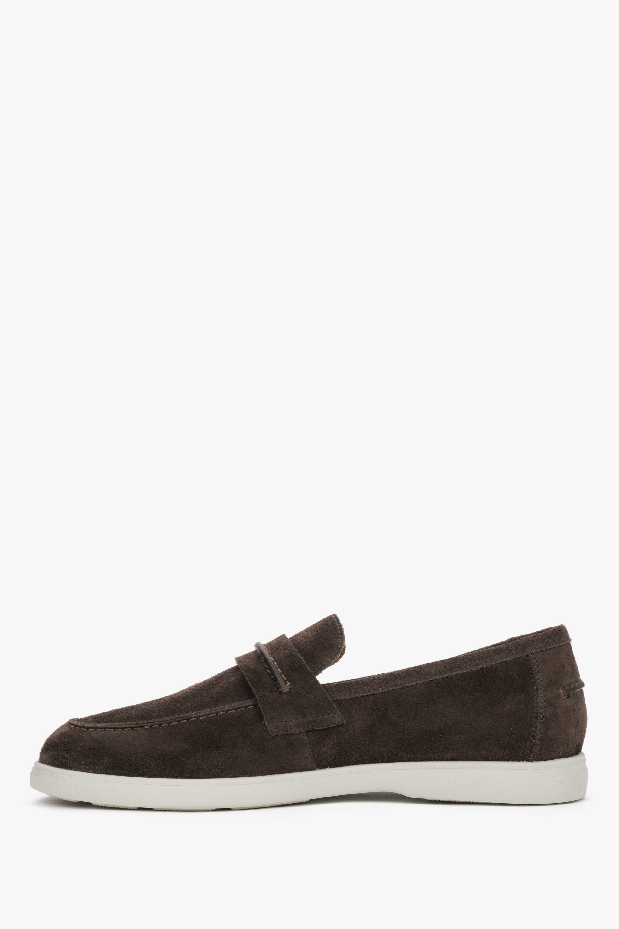 Linke Seitenansicht der bequemen Herren-Schlupfschuhe mit dekorativen Einsätzen.