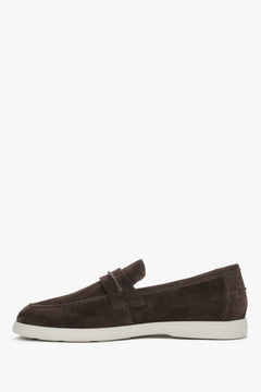 Linke Seitenansicht der bequemen Herren-Schlupfschuhe mit dekorativen Einsätzen.