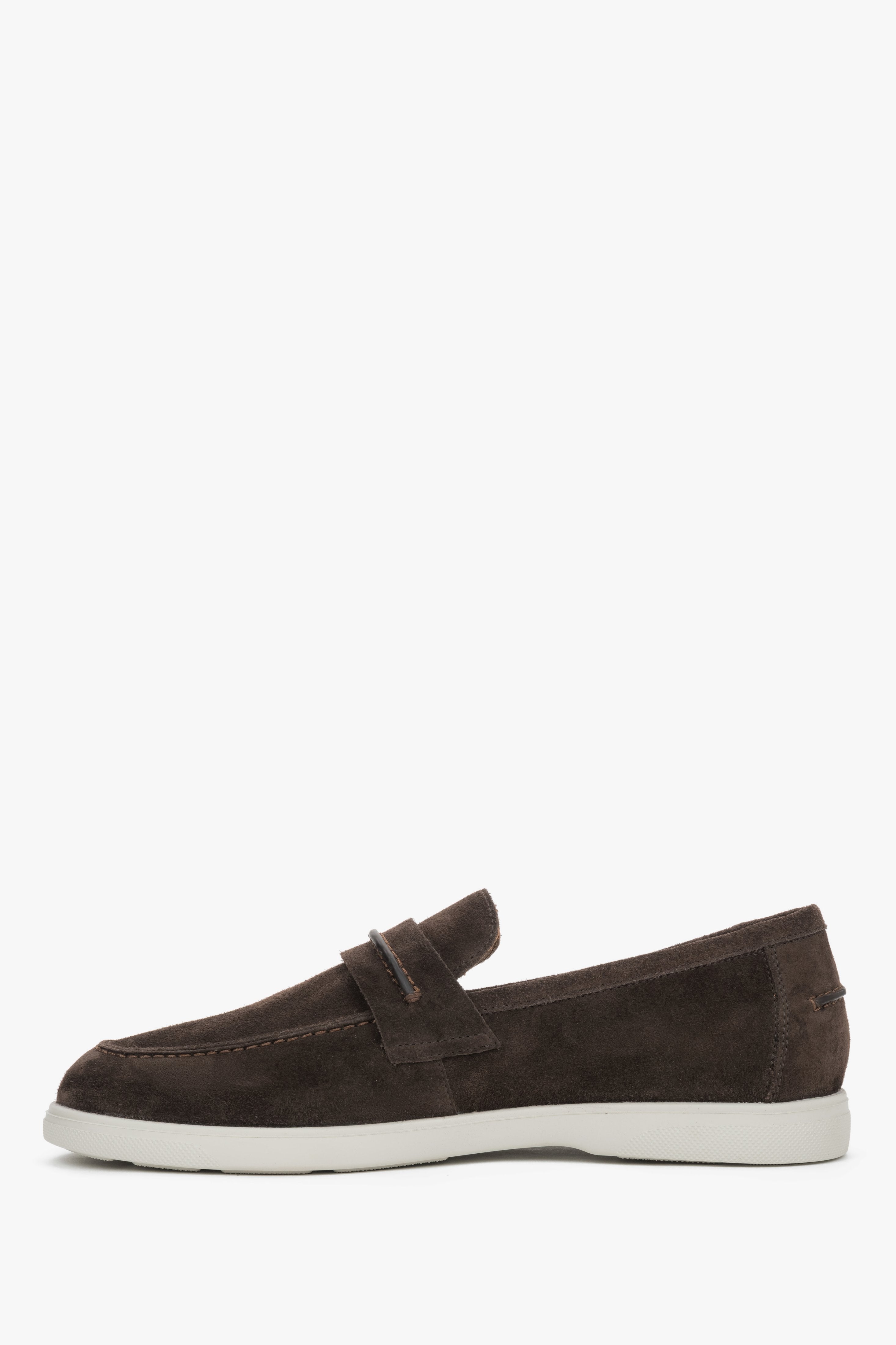 Linke Seitenansicht der bequemen Herren-Schlupfschuhe mit dekorativen Einsätzen.