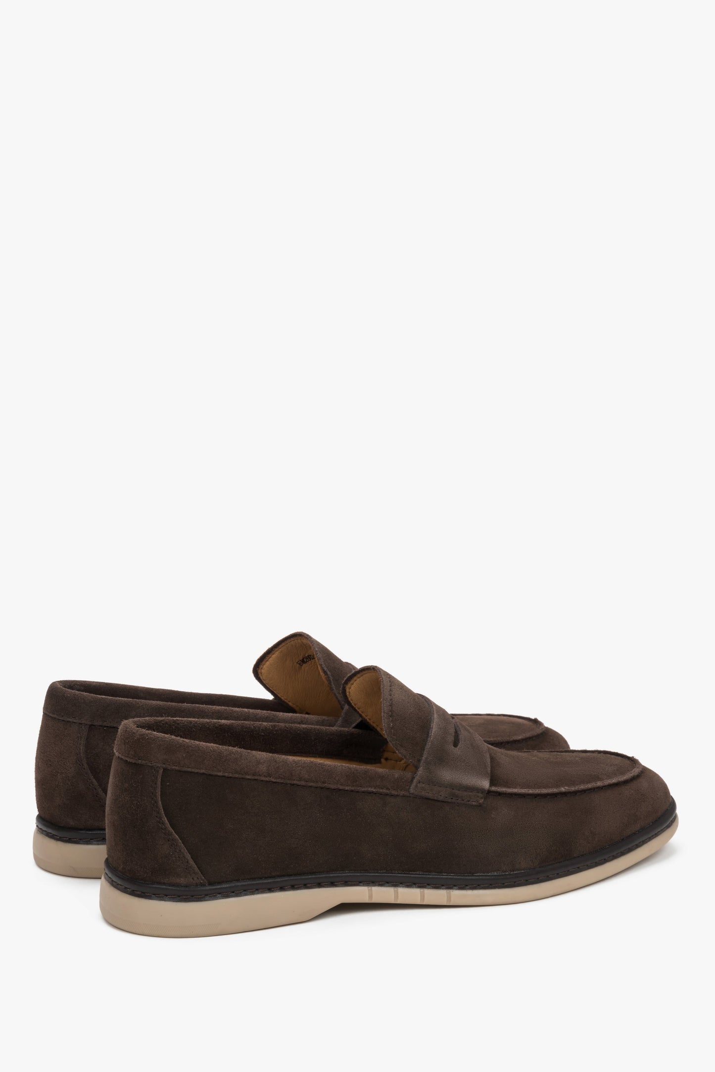 Rückwärtige Seitenansicht der flachen dunkelbraunen Casual-Loafer mit dekorativen Nähten.