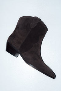 Niedrige dunkelbraune Damen-Cowboystiefel aus Veloursleder.