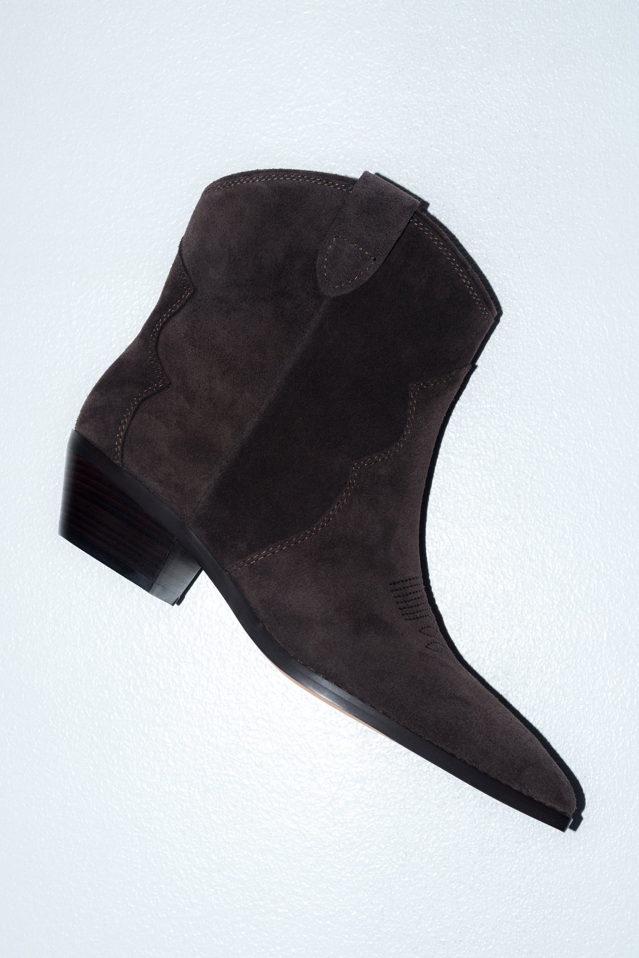 Niedrige dunkelbraune Damen-Cowboystiefel aus Veloursleder.