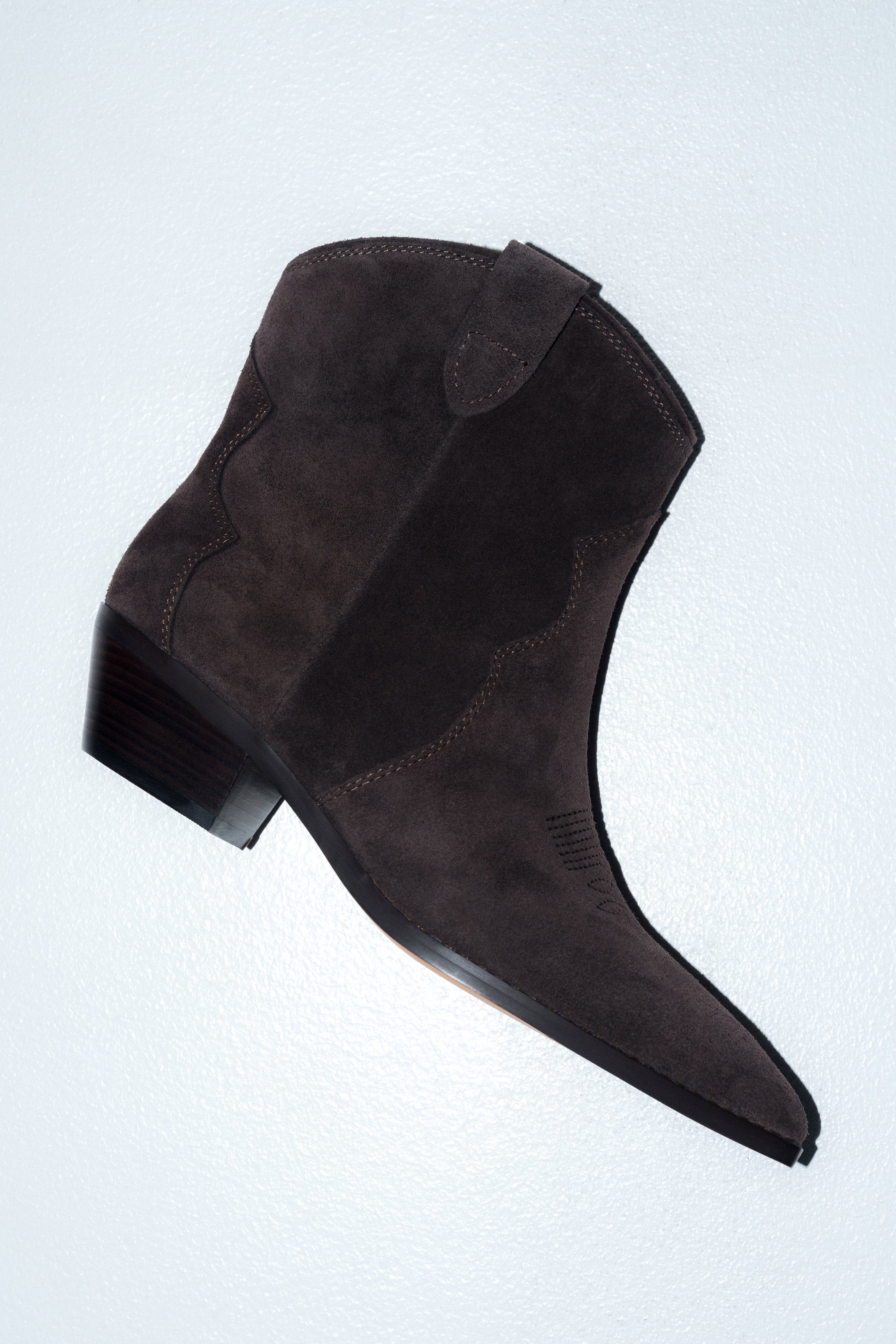 Niedrige dunkelbraune Damen-Cowboystiefel aus Veloursleder.
