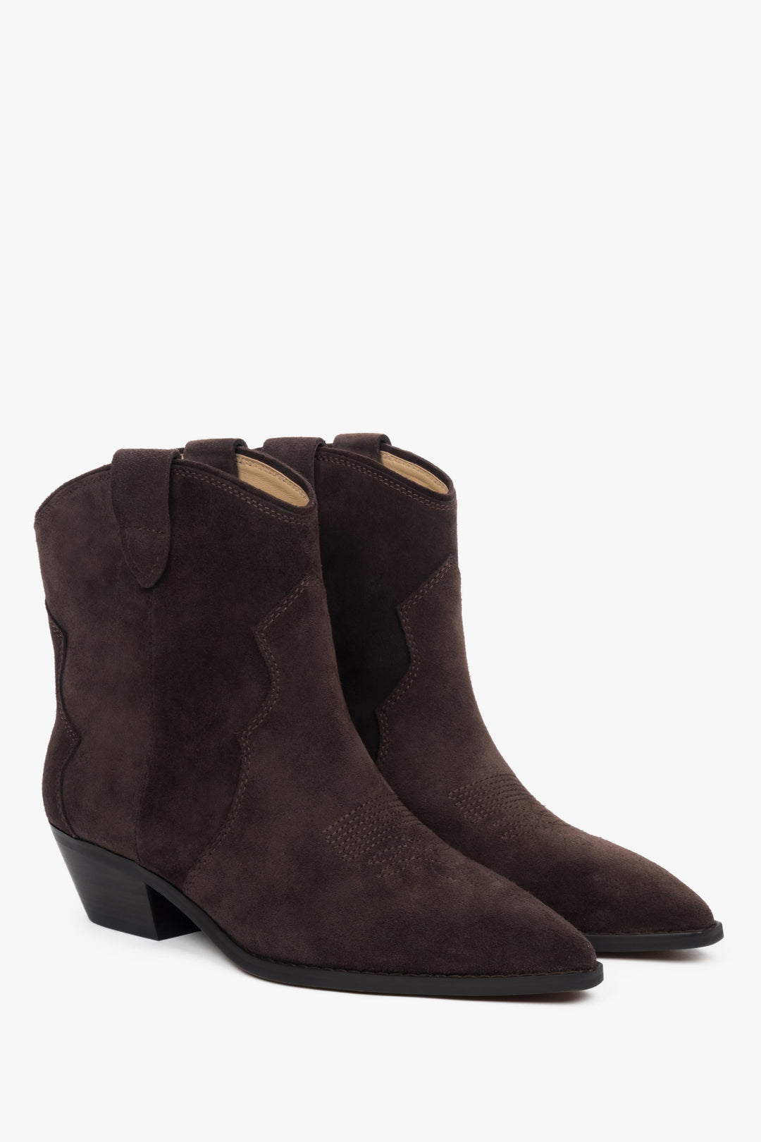 Nahaufnahme des dunkelbraunen Veloursleders bei niedrigen Cowboy-Stiefeletten.