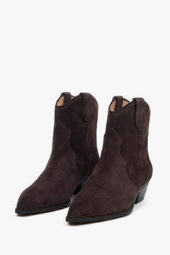 Seitenansicht der niedrigen dunkelbraunen Estro Cowboystiefel aus Wildleder. 