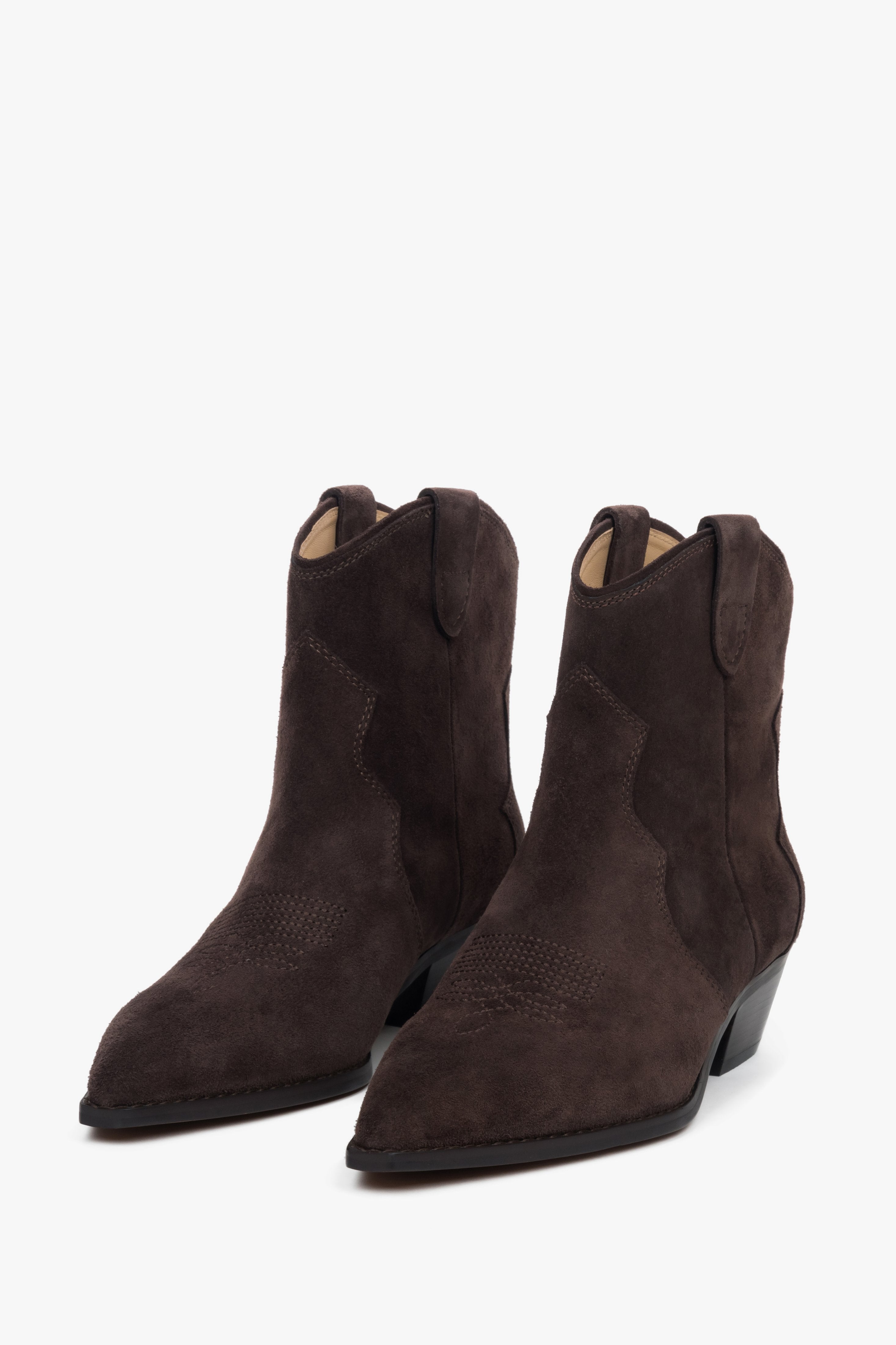 Seitenansicht der niedrigen dunkelbraunen Estro Cowboystiefel aus Wildleder. 
