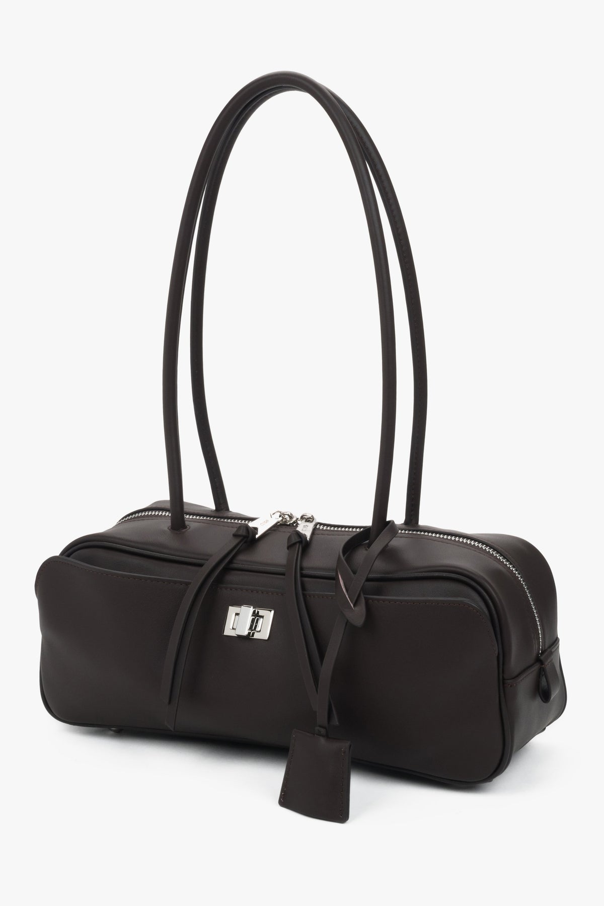 Schräge Frontalansicht der dunkelbraunen Ledertasche mit dekorativen Lederbändchen am Reißverschluss