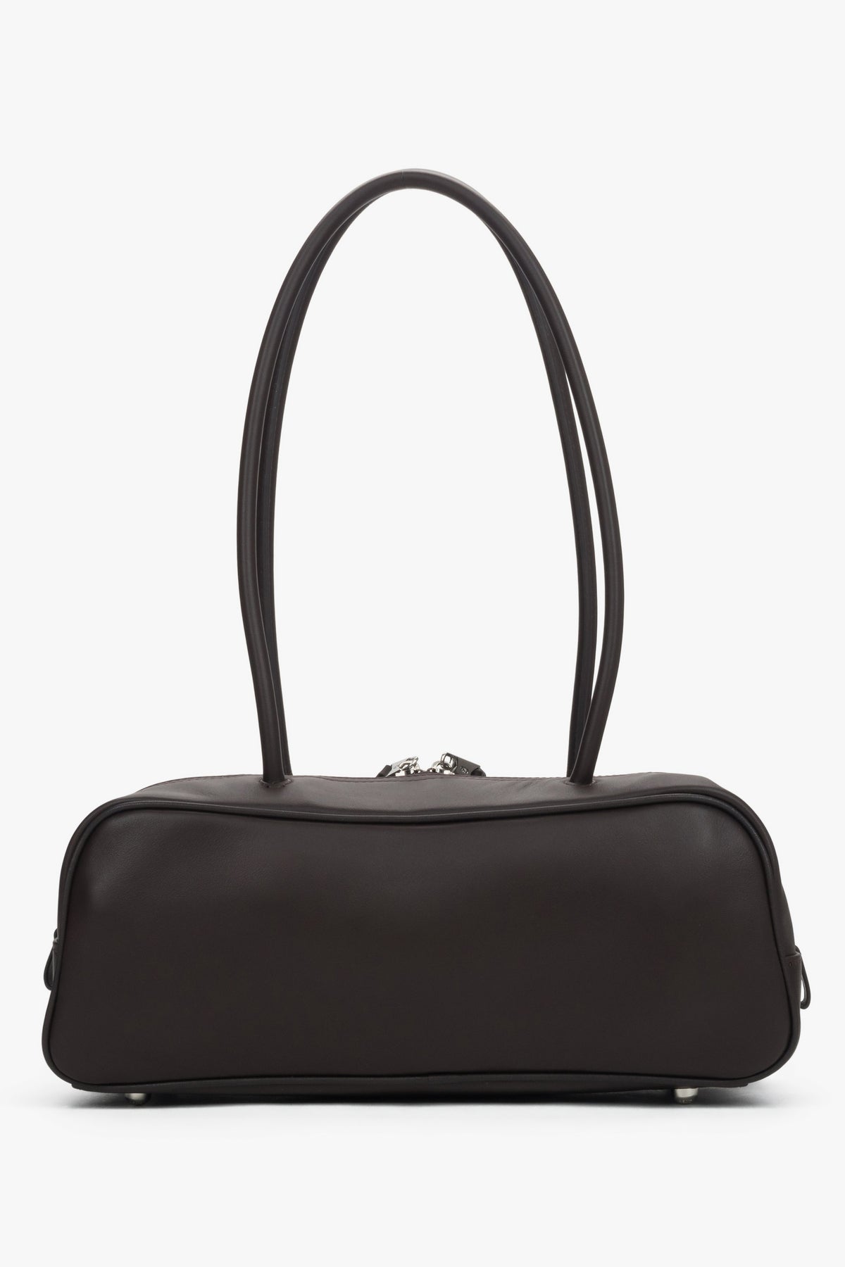 Symmetrische Rückansicht der dunkelbraunen Damen-Tasche im Baguette-Stil