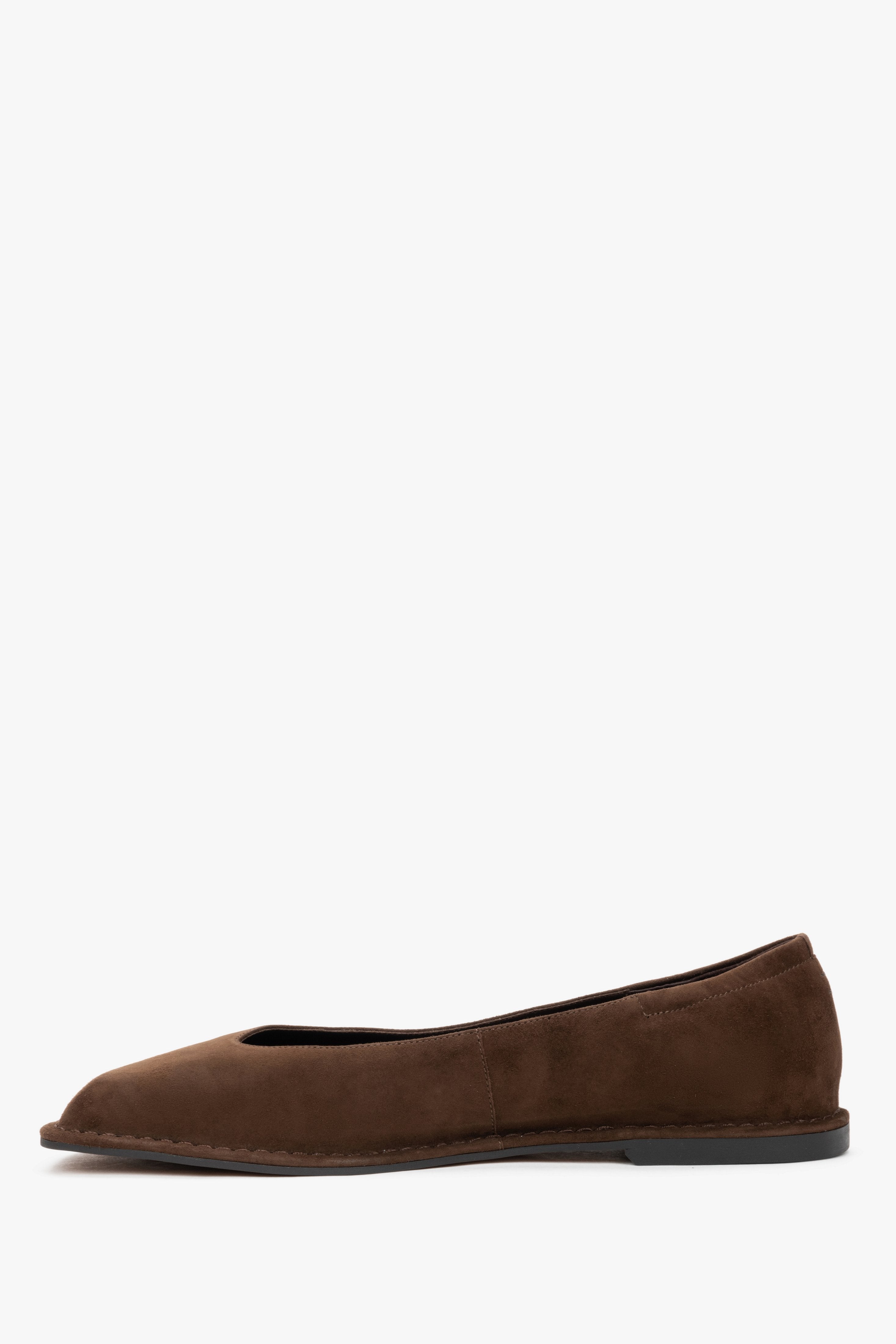 Dunkelbraune Damen-Ballerinas aus Veloursleder in seitlicher Ansicht