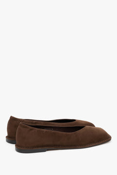 Dunkelbraune Damen-Ballerinas aus Veloursleder in schräger Ansicht von hinten