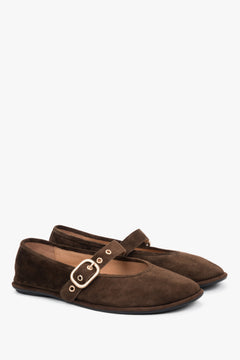 Dunkelbraune Damen-Ballerinas aus natürlichem Veloursleder in schräger Vorderansicht