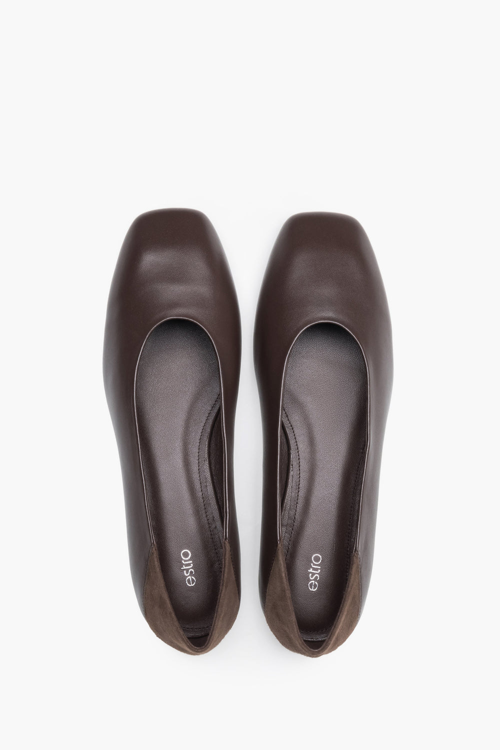 Dunkelbraune Damen-Ballerinas aus Echtleder von oben mit eckiger Schuhspitze
