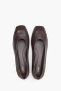 Dunkelbraune Damen-Ballerinas aus Echtleder von oben mit eckiger Schuhspitze