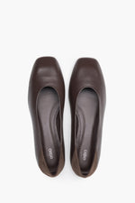 Dunkelbraune Damen-Ballerinas aus Echtleder von oben mit eckiger Schuhspitze