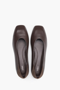 Dunkelbraune Damen-Ballerinas aus Echtleder von oben mit eckiger Schuhspitze