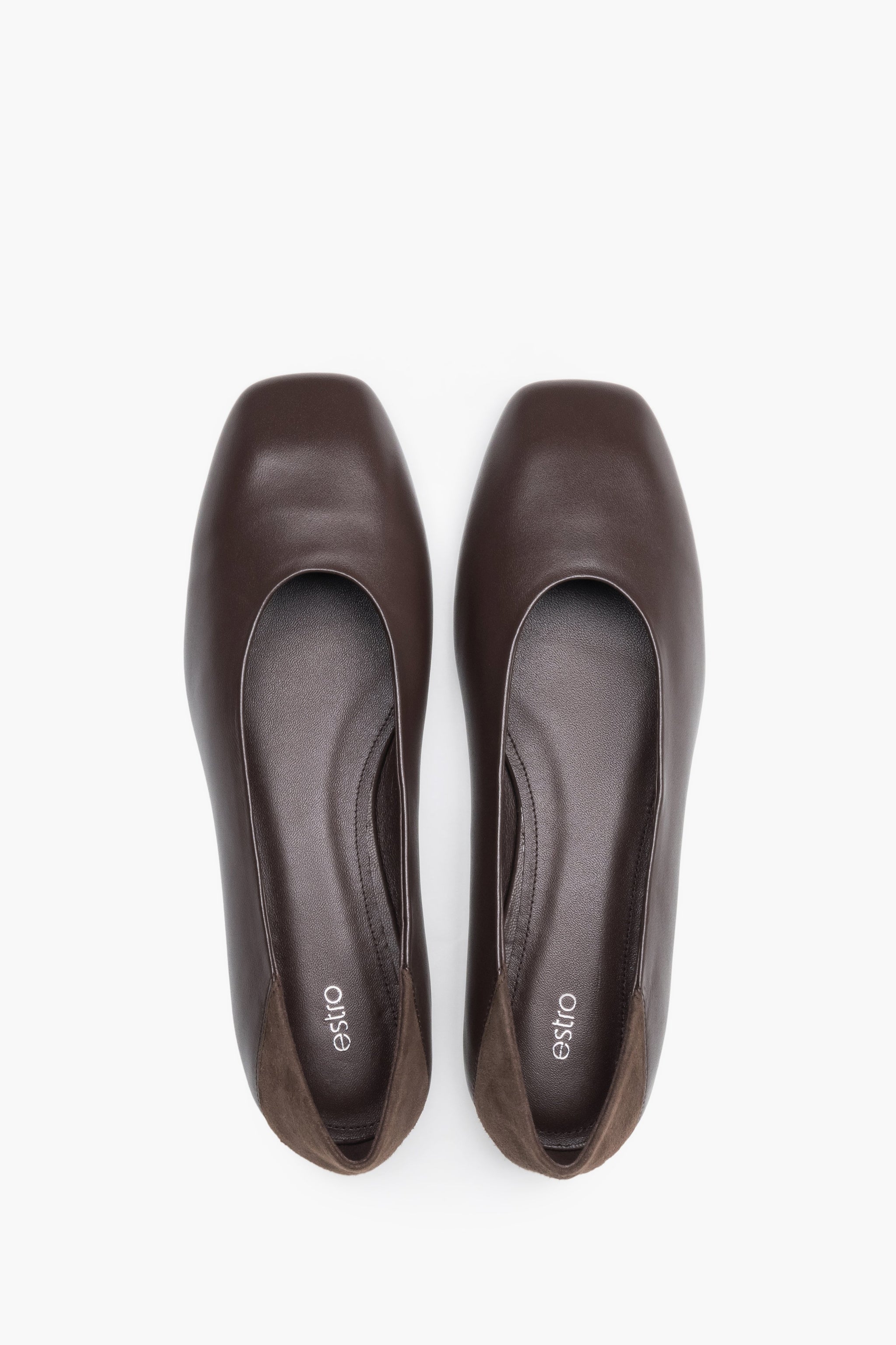 Dunkelbraune Damen-Ballerinas aus Echtleder von oben mit eckiger Schuhspitze