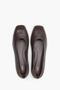Dunkelbraune Damen-Ballerinas aus Echtleder von oben mit eckiger Schuhspitze