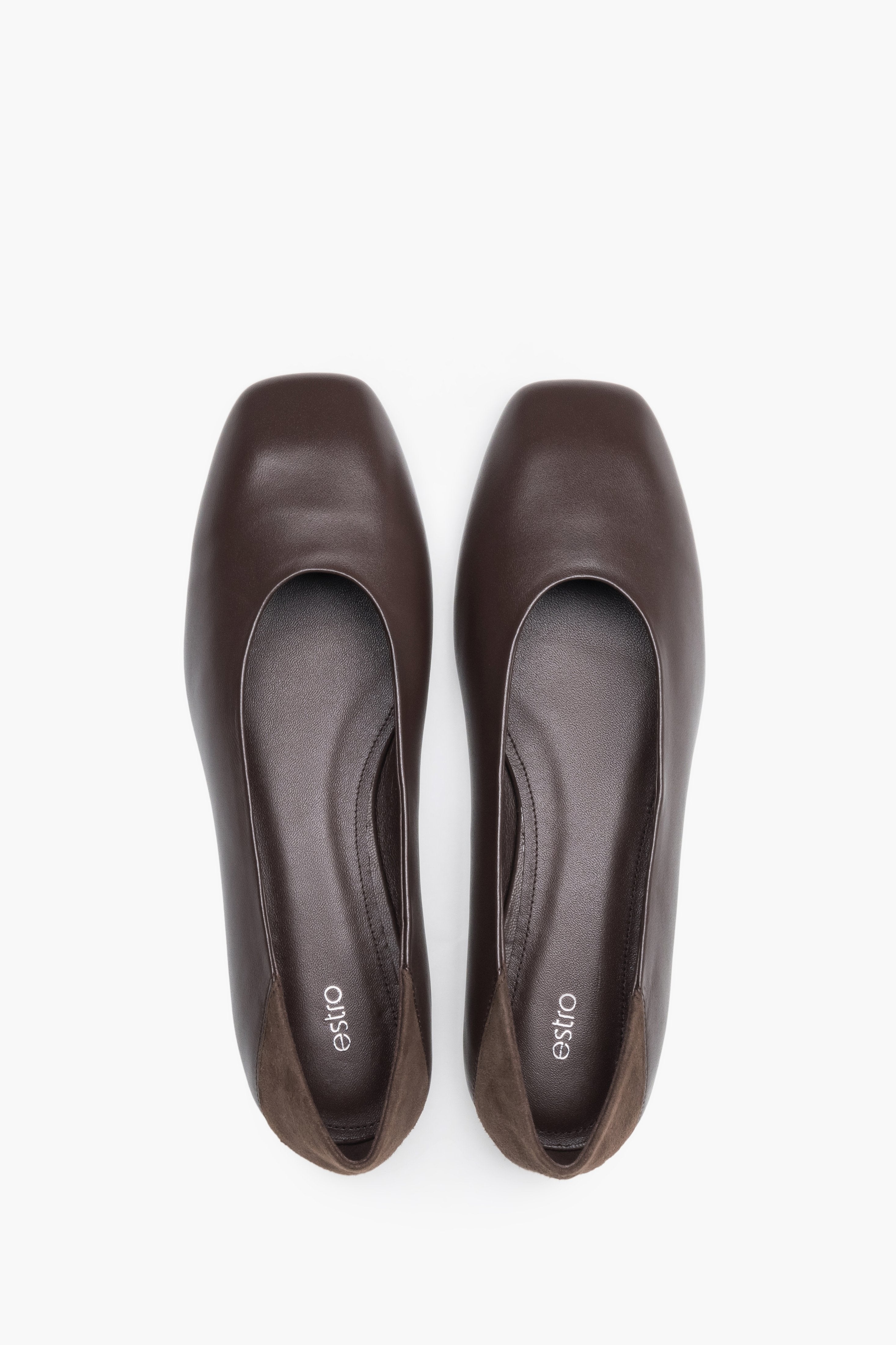 Dunkelbraune Damen-Ballerinas aus Echtleder von oben mit eckiger Schuhspitze