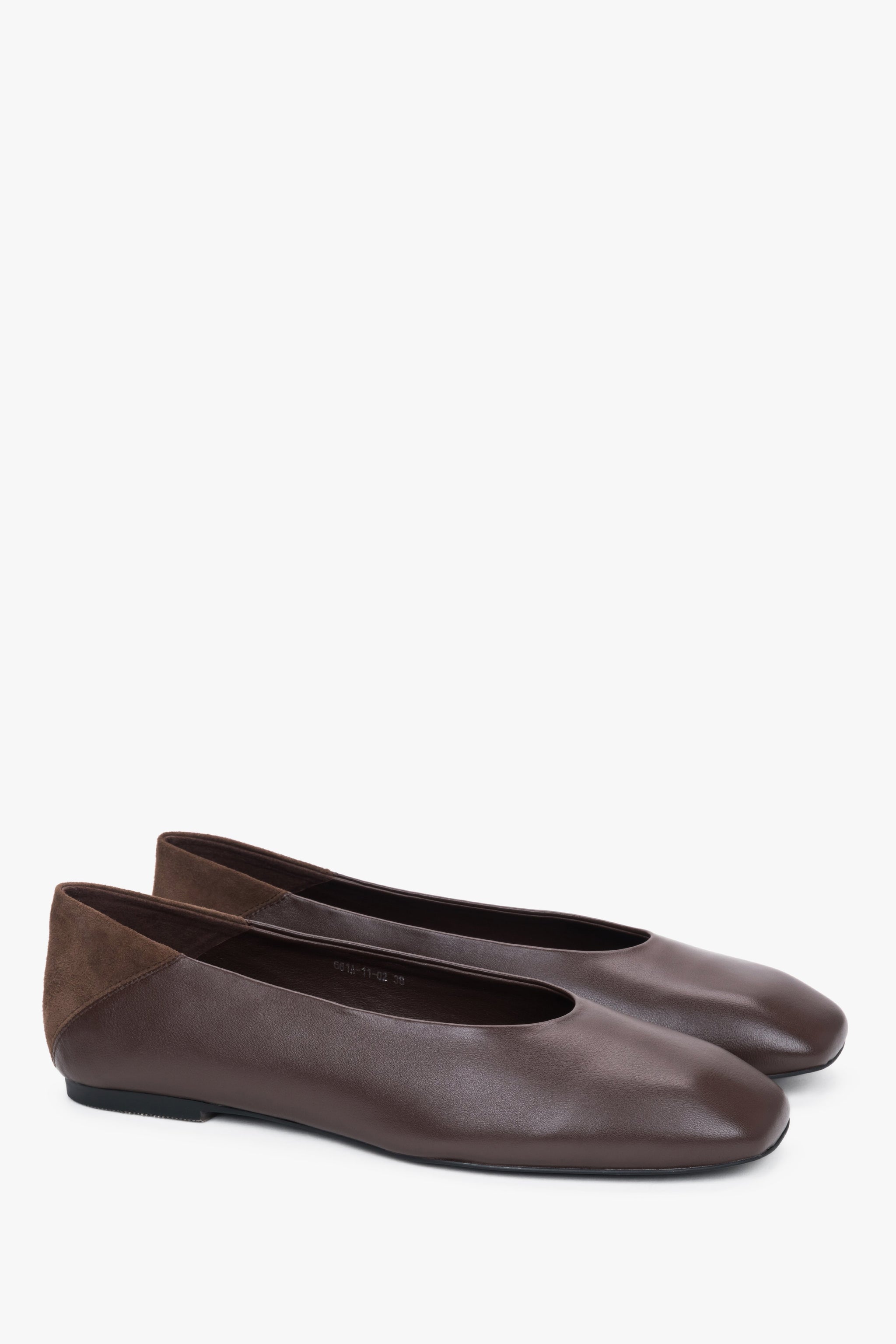 Dunkelbraune Damen-Ballerinas aus Leder als Paar in schräger Seitenansicht