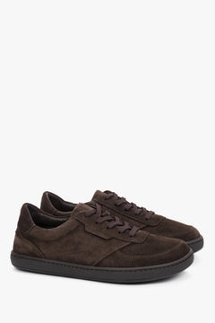 Schrägansicht des dunkelbraunen Sneaker-Paares, die die anatomische Form der Barefoot-Schuhe zeigt 