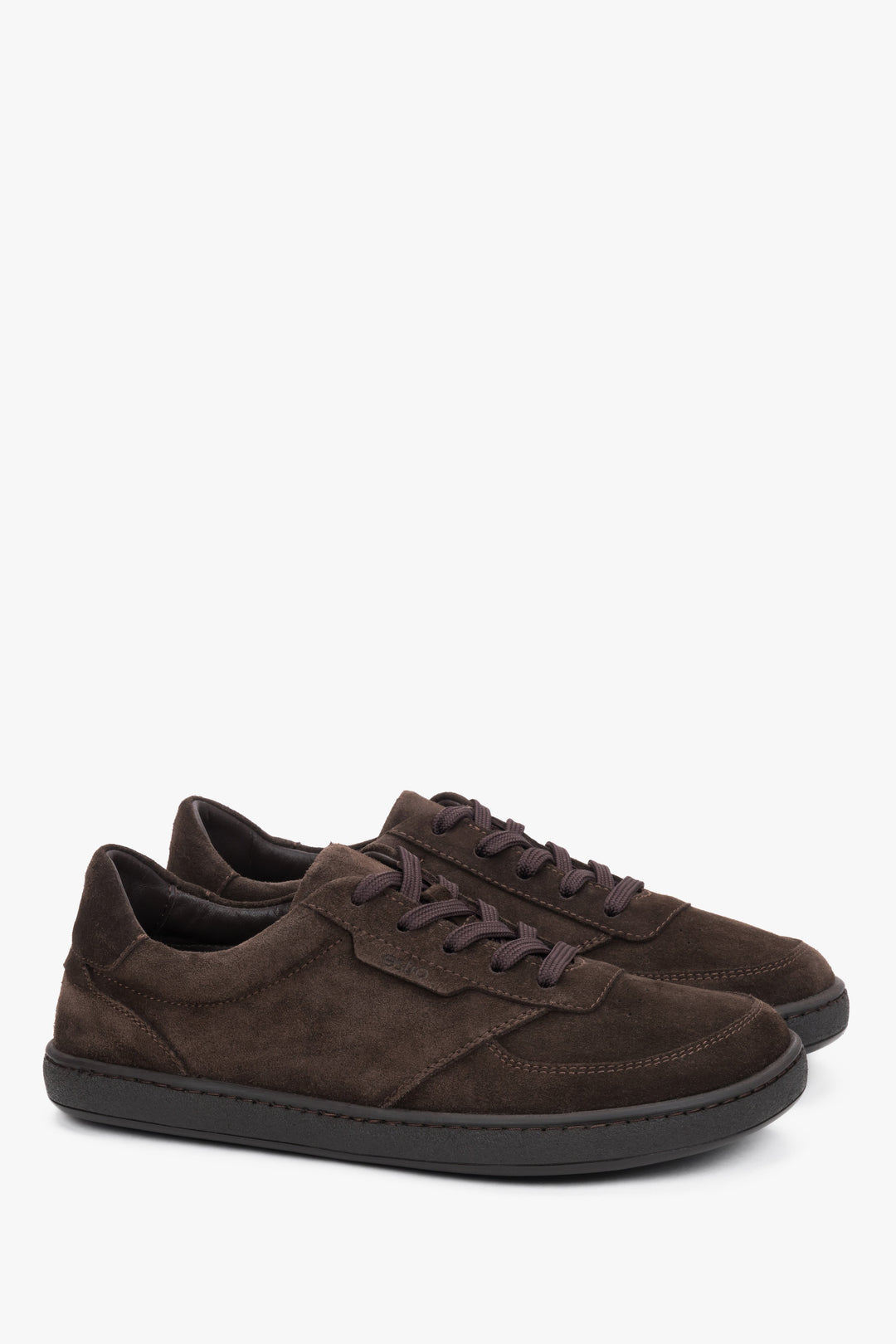 Schrägansicht des dunkelbraunen Sneaker-Paares, die die anatomische Form der Barefoot-Schuhe zeigt 