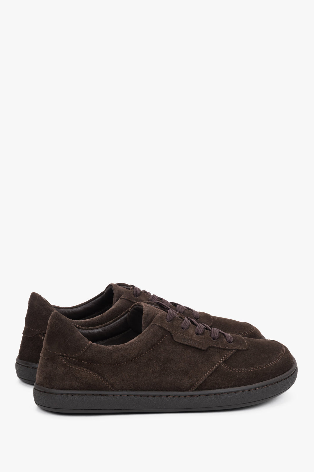 Seitliche Schrägansicht der flexiblen und minimalistischen dunkelbraunen Sneaker
