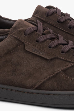 Nahaufnahme der Schnürung und der weichen Velours-Oberfläche des dunkelbraunen Barefoot-Sneakers 