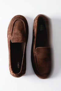 Draufsicht auf das Paar dunkelbrauner Damen-Barefoot-Mokassins aus Veloursleder