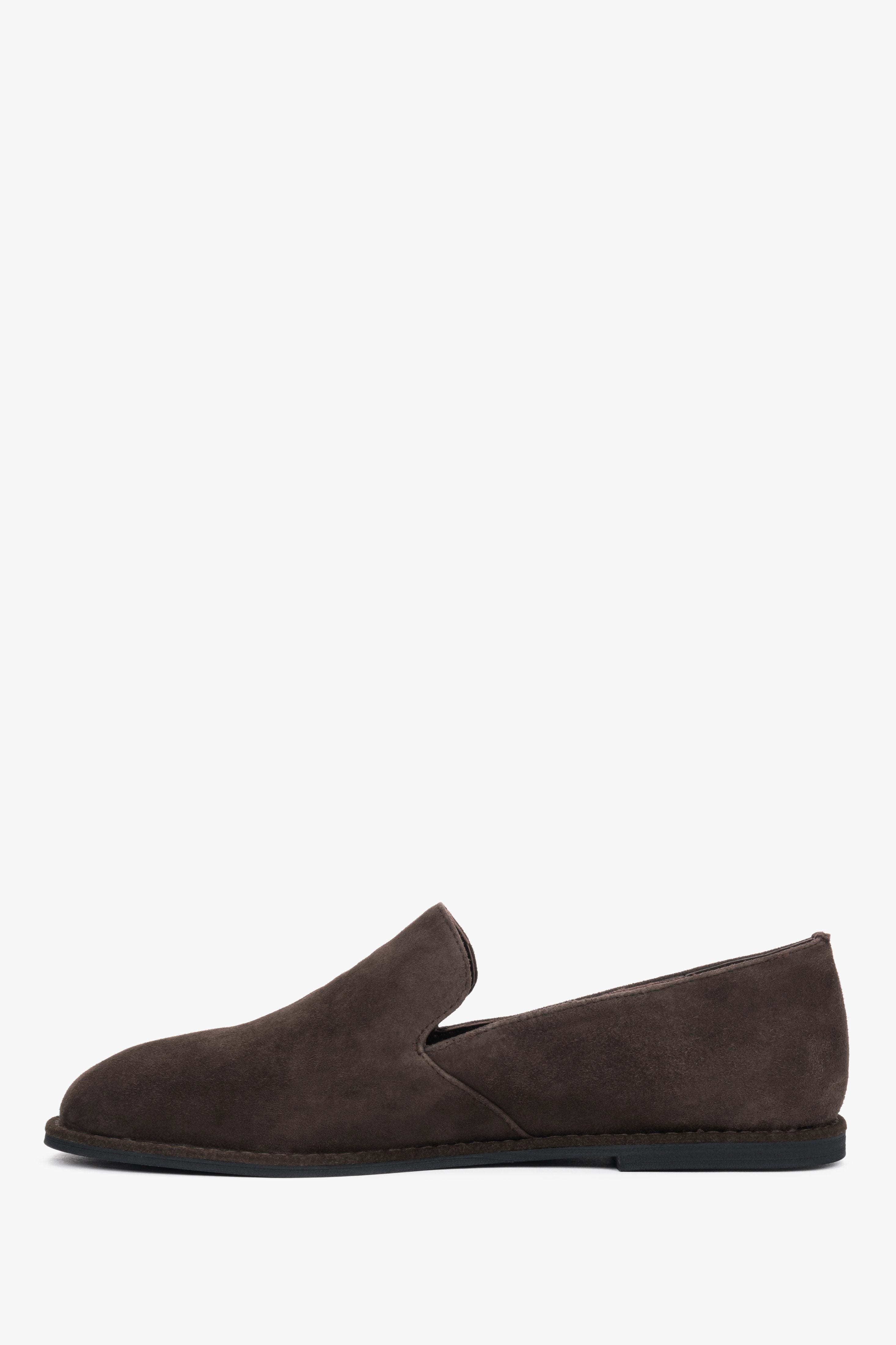 Rechtes Seitenprofil des Slip-on-Schuhs mit Fokus auf das edle, matte Naturvelours 