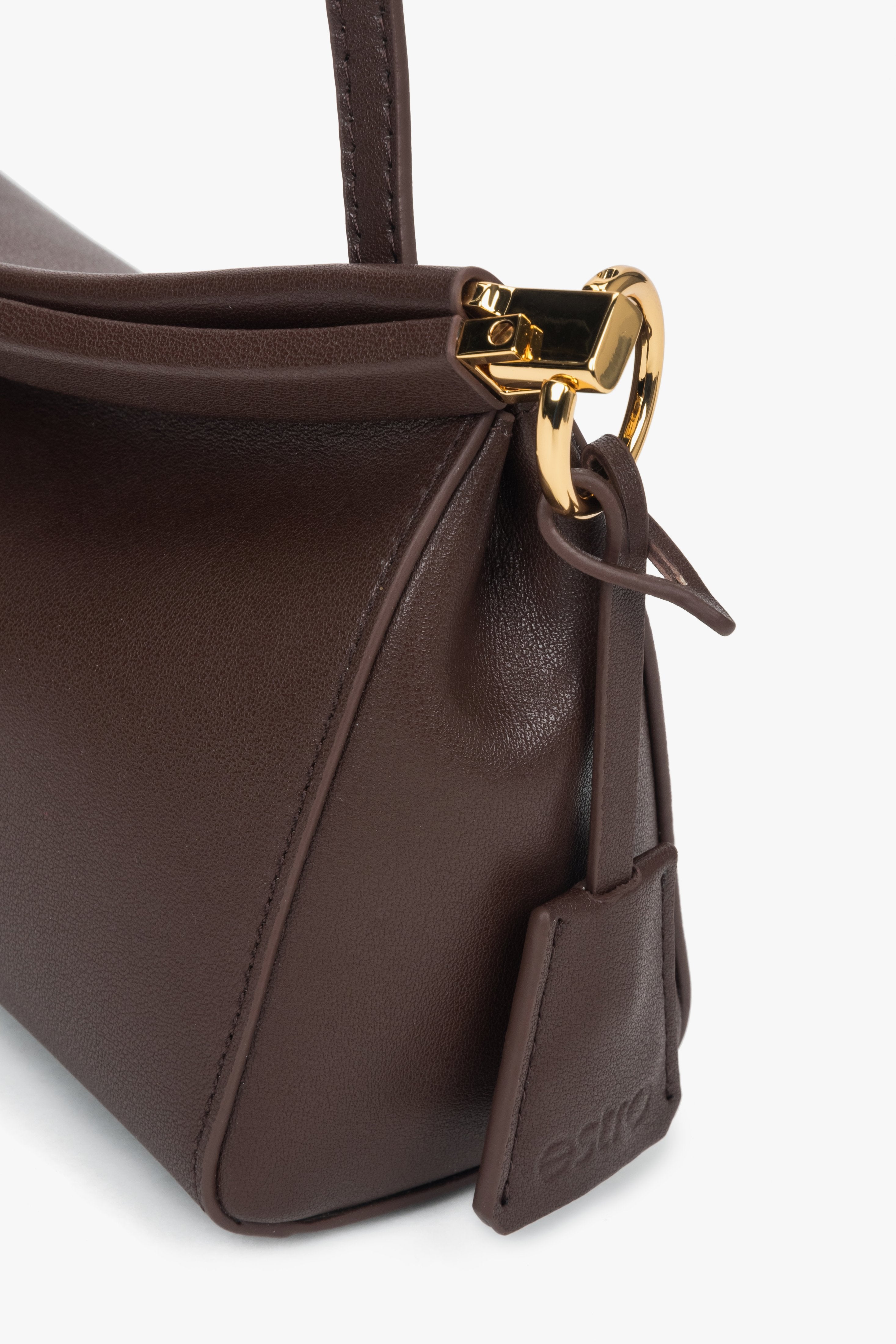 Detailaufnahme der Rückseite der braunen Tasche mit Fokus auf die Lederverarbeitung.