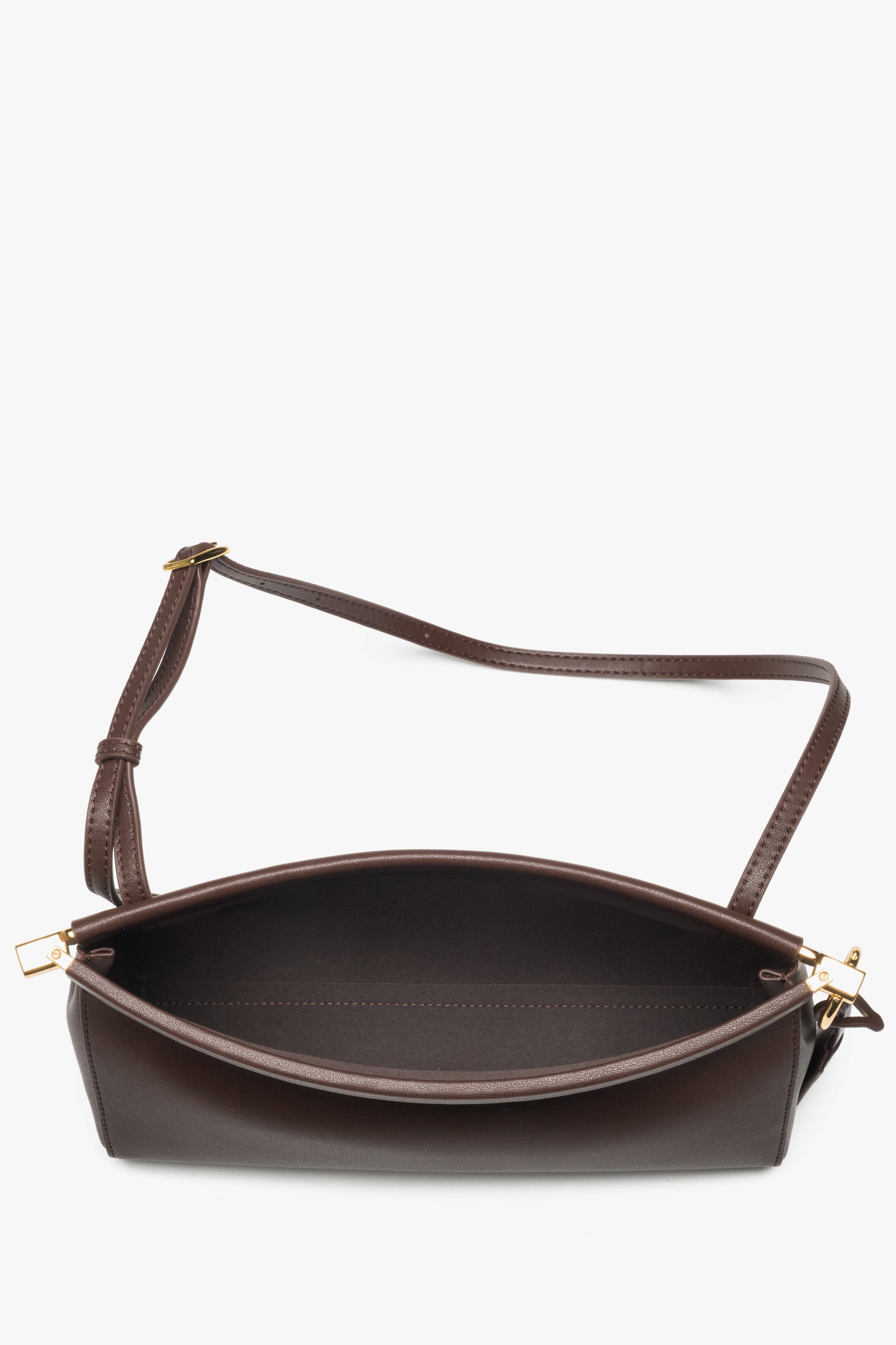 Draufsicht auf die geöffnete Beuteltasche zur Ansicht des geräumigen Innenfachs.