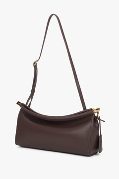 Schräge Ansicht der eleganten braunen Estro Ledertasche mit Fokus auf den Schulterriemen.