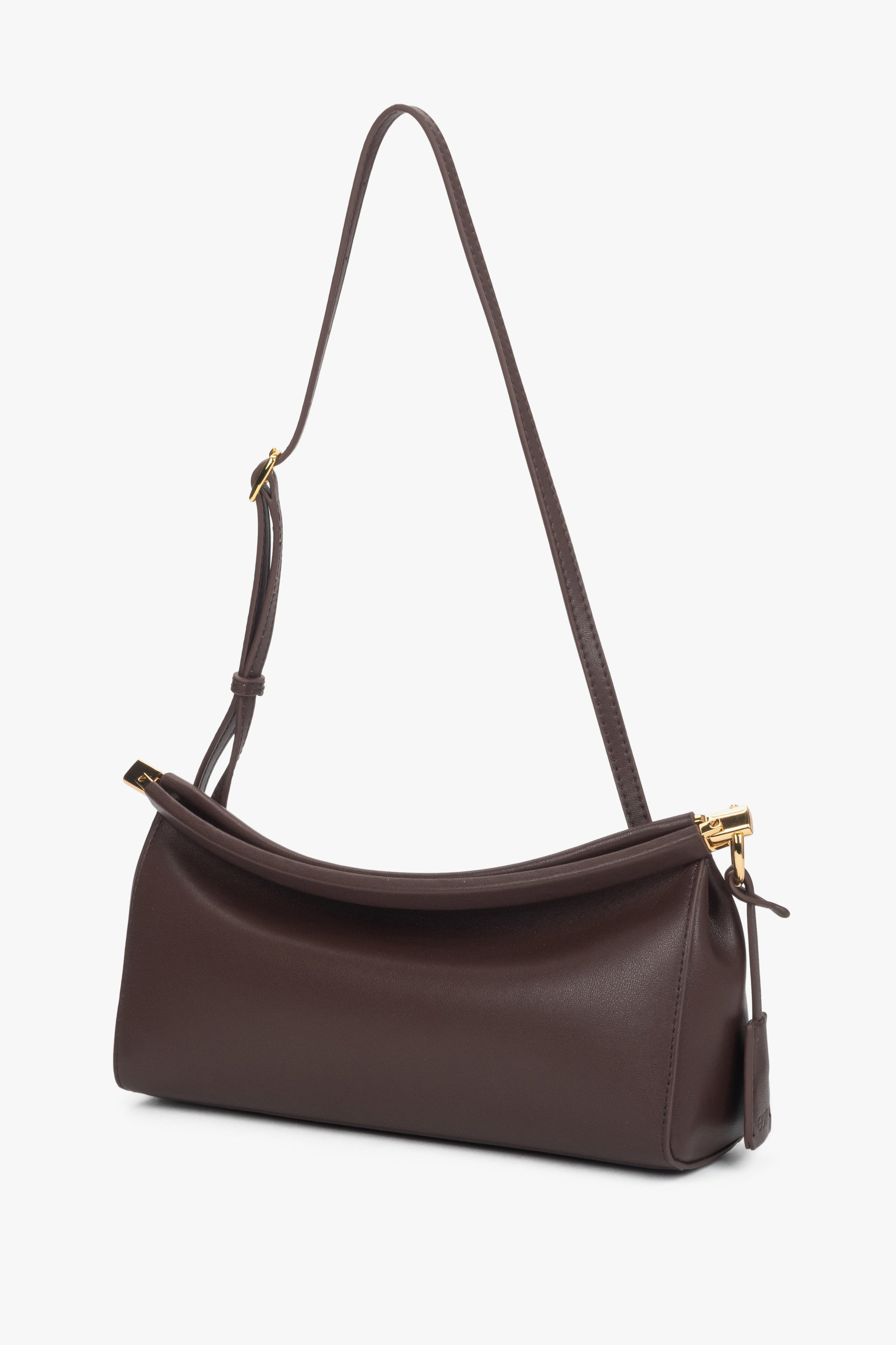 Schräge Ansicht der eleganten braunen Estro Ledertasche mit Fokus auf den Schulterriemen.