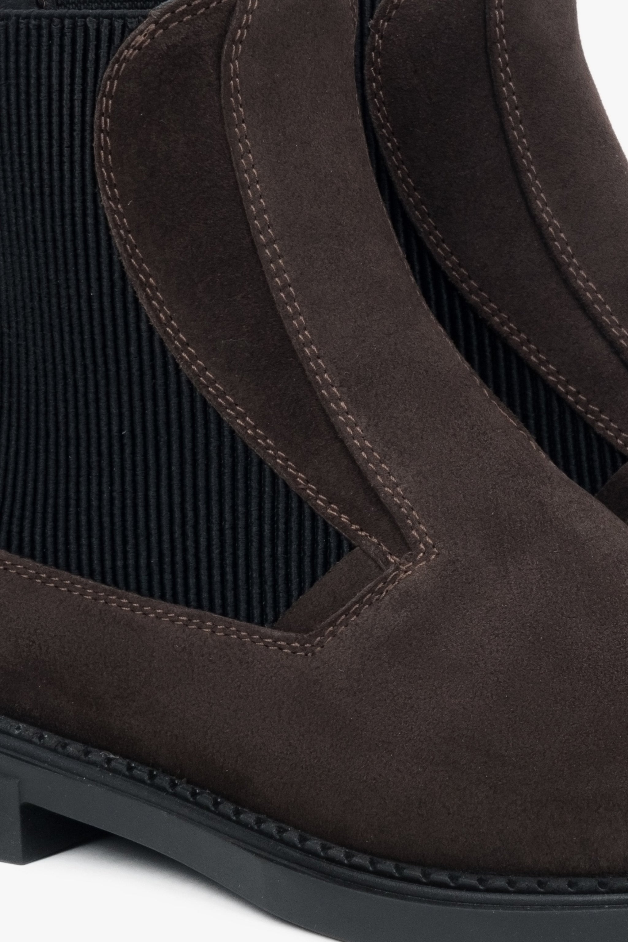 Damen Chelsea-Boots in Dunkelbraun von Estro – Nahaufnahme der Naht.