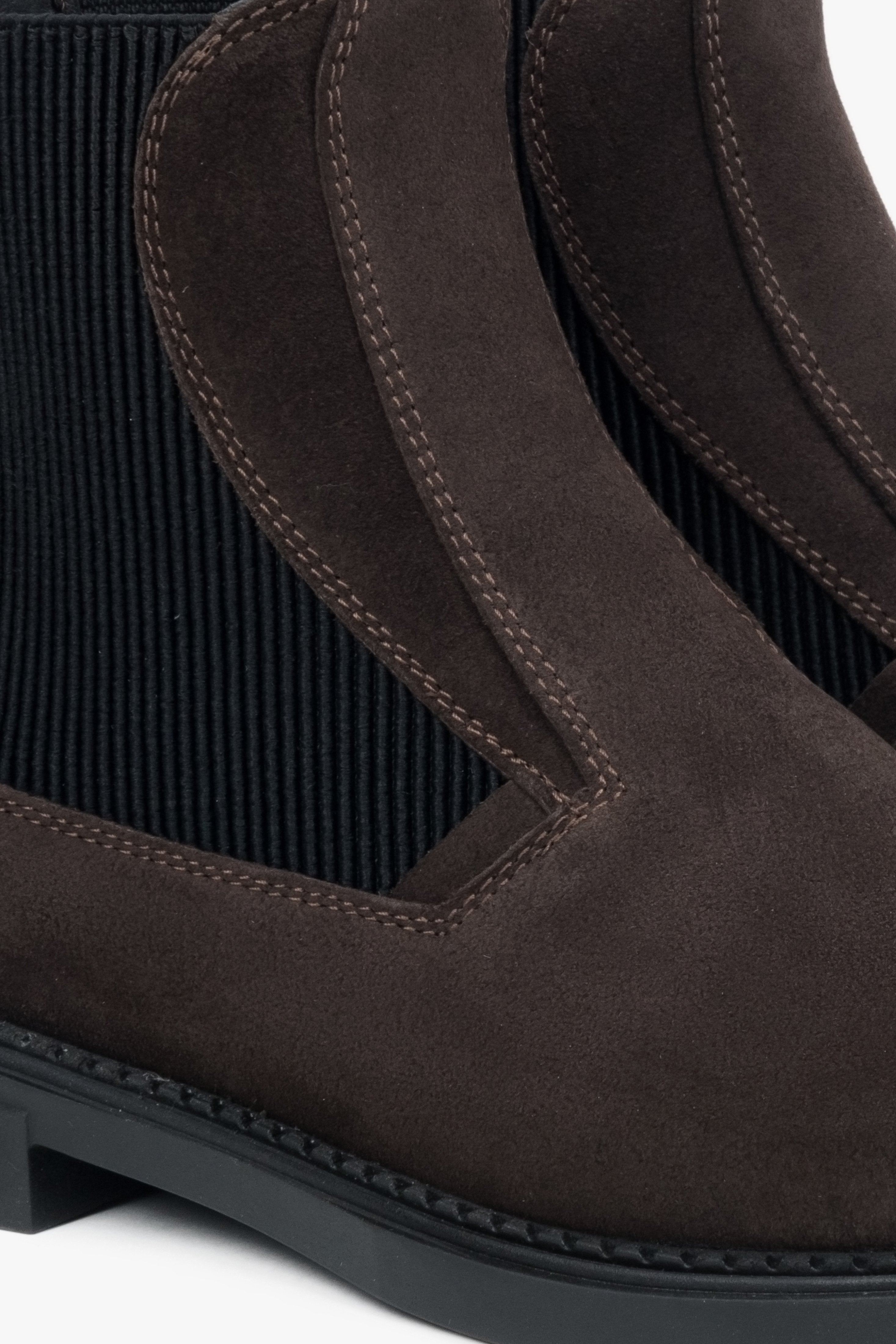 Damen Chelsea-Boots in Dunkelbraun von Estro – Nahaufnahme der Naht.