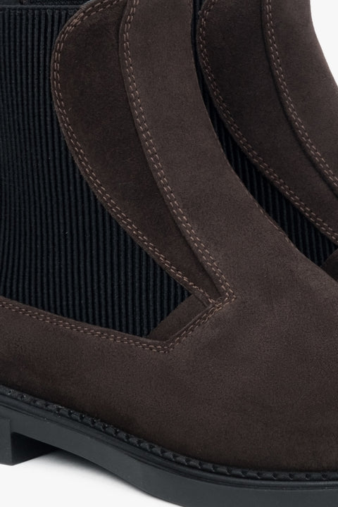 Damen Chelsea-Boots in Dunkelbraun von Estro – Nahaufnahme der Naht.