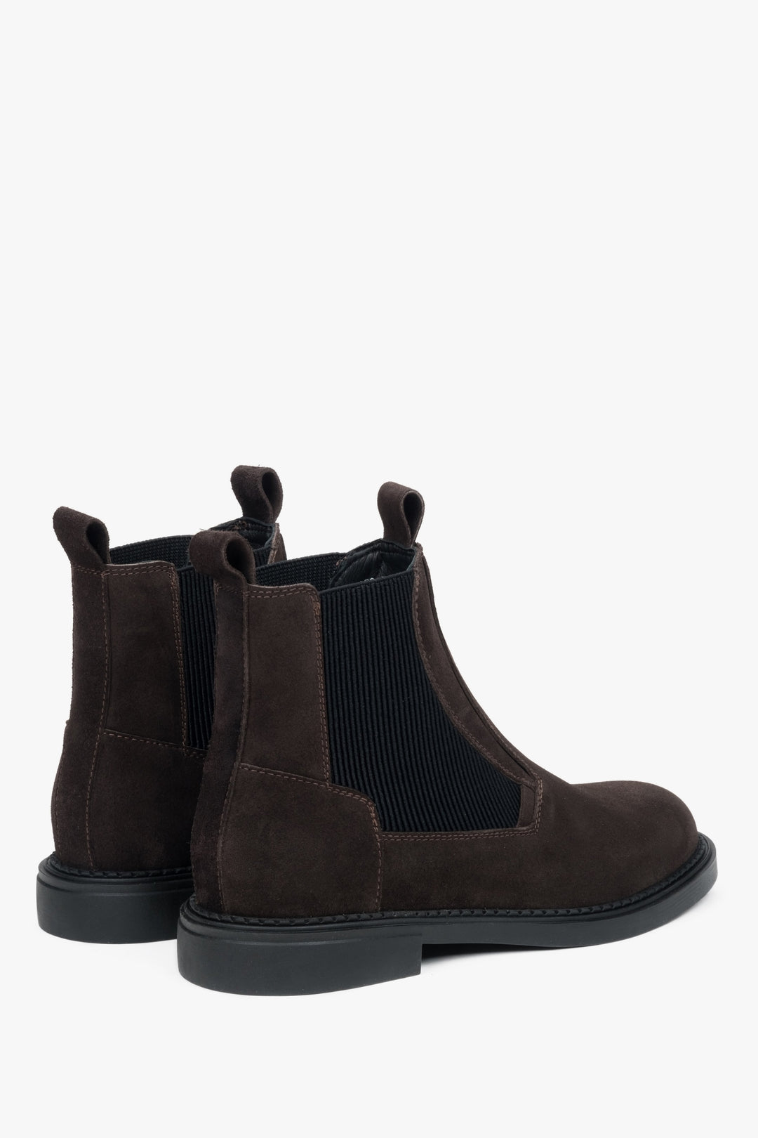 Dunkelbraune Chelsea-Boots für Damen aus natürlichem Velours von Estro – Nahaufnahme der Ferse.